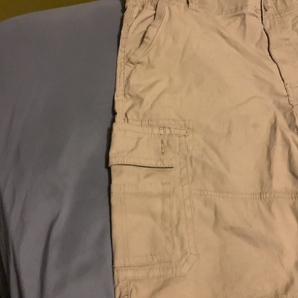 Tan cargo shorts - Picture 2 of 4